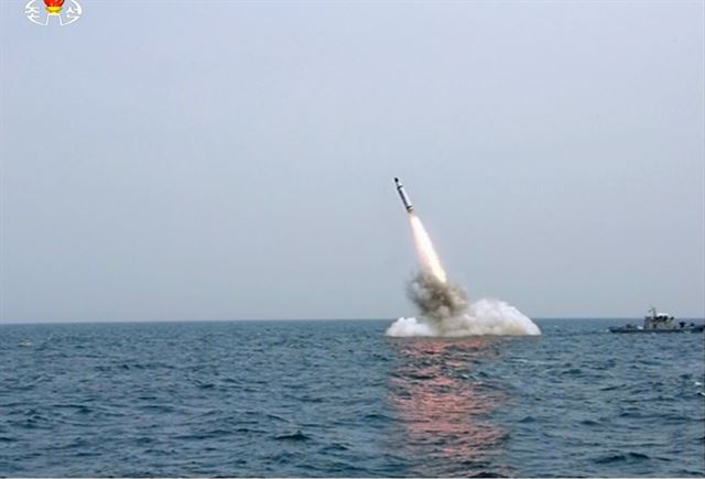 북한 조선중앙TV가 지난 9일 보도한 사진의 '잠수함 발사 탄도미사일'(SLBM) 발사 지점 바로 옆에 예인선으로 보이는 '선박'이 있는 장면이 포착됐다. 연합뉴스