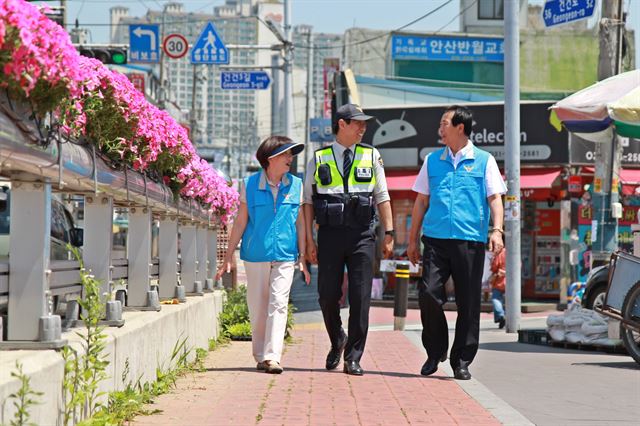 27일 오후 경기 안산상록서 반월파출소 박현순(36) 순경이 부모와 함께 순찰을 돌고 있다. 사진=경기청 제공