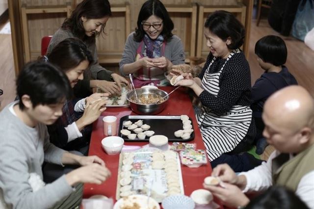 지난 1월1일, 가수 이효리가 이웃들과 함께 만두를 빚는 사진을 '소길댁' 블로그에 공개했다. 이효리 블로그 캡처 (출처:http://blog.naver.com/hyori79lee)