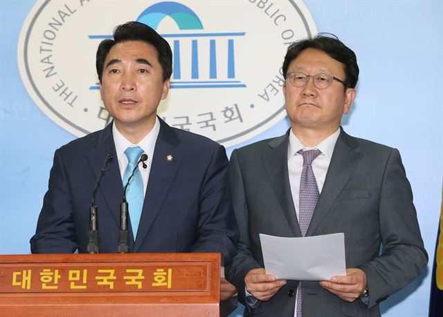 새누리당 이종훈(오른쪽), 새정치민주연합 박수현 원내대변인이 29일 새벽 국회 정론관에서 여야 합의문을 발표하고 있다. 연합뉴스