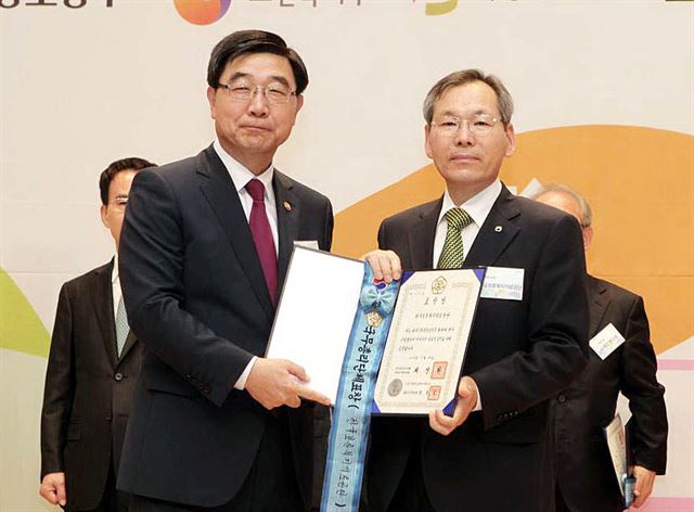 28일 오후 서울 숙명여자대학교에서 열린 '제15회 남녀고용평등 강조기간 기념식'에 한국보훈복지의료공단 정하태 관리이사(오른쪽)가 고용노동부 이기권 장관으로부터 남녀고용평등 우수 기업 적극적 고용개선조치분야 '국무총리 단체표창'을 받고 기념촬영을 하고 있다./한국보훈복지의료공단 제공