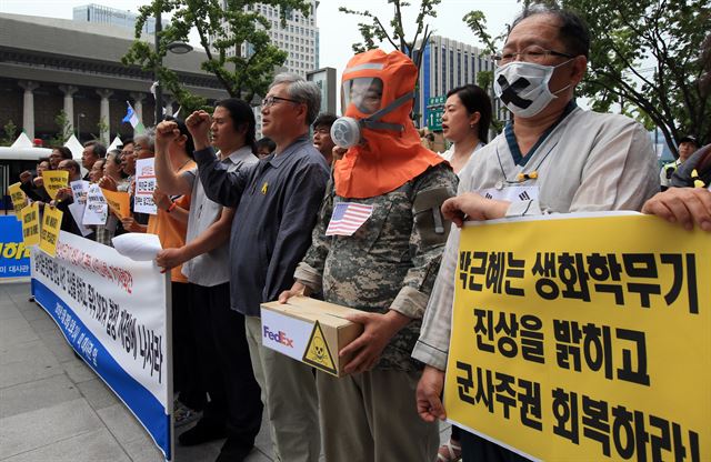 녹색연합, 한국진보연대, 참여연대 등 시민사회단체 주최로 29일 오후 서울 광화문 주한미국대사관 앞에서 미국의 살아있는 탄저균 국내 반입 규탄 기자회견이 열리고 있다. 연합뉴스