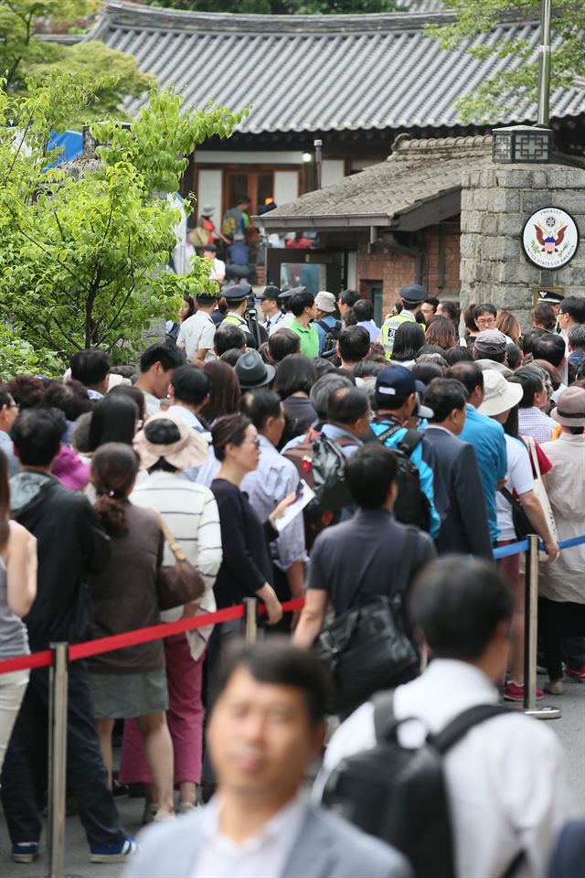 '정동 야행 축제'의 일환으로 열린 서울 중구 정동 주한미국대사관저 개방 행사에 참가하려는 시민들이 29일 오후 관저 입구에서 입장을 기다리고 있다. 연합뉴스