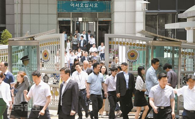 29일 정오 무렵 정부서울청사 공무원들이 점심 식사를 위해 밖으로 나서고 있다. 이날 새벽 국회에서 처리된 공무원연금 개혁안 때문인지 발걸음들이 무거워 보였다. 서재훈기자 spring@hk.co.kr