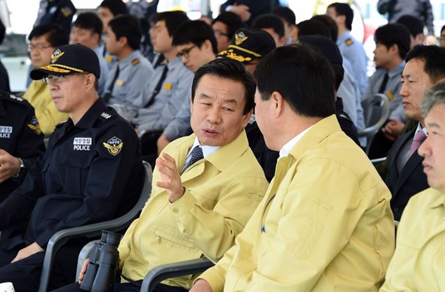 박인용(가운데) 국민안전처 장관이 지난 20일 부산 영도 해상에서 실시된 대규모 인명구조 훈련 참관 중 대화하고 있다. 연합뉴스