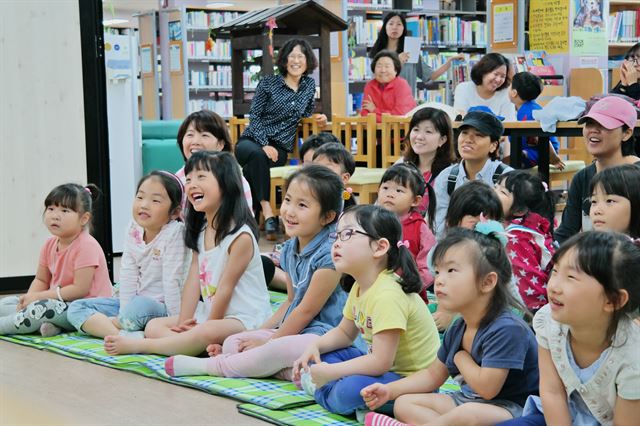 지난달 경기 안산시 단원구 초지 작은 도서관을 찾은 어린이들이 동화책 '지각대장 존'을 주제로 한 인형극에 푹 빠져있다.