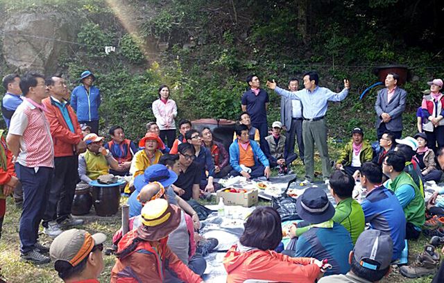 지난 5월 10일, 정계 은퇴를 선언한 이후 새정치민주연합 손학규 전 상임고문이 칩거 중인 전남 강진 토담집이 문전성시를 이루고 있다. 연합뉴스