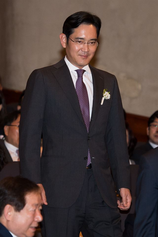 이재용 삼성전자 부회장이 1일 오후 서울 중구 순화동 호암아트홀에서 열린 '2015 호암상 시상식'에 참석하고 있다. 연합뉴스