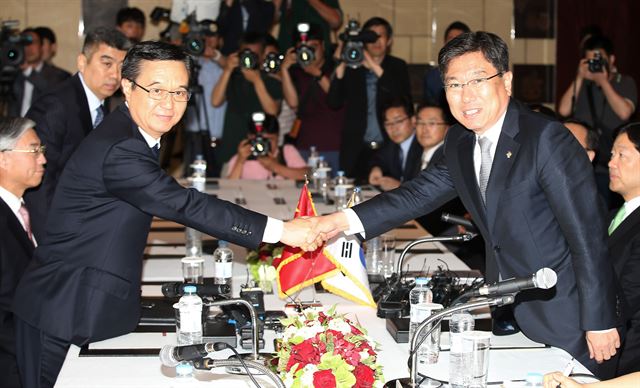 윤상직(오른쪽) 산업통상자원부 장관과 가오후청 중국 상무부장이 1일 서울 그랜드하얏트호텔에서 열린 한중 통상장관회담에서 악수하고 있다. 연합뉴스