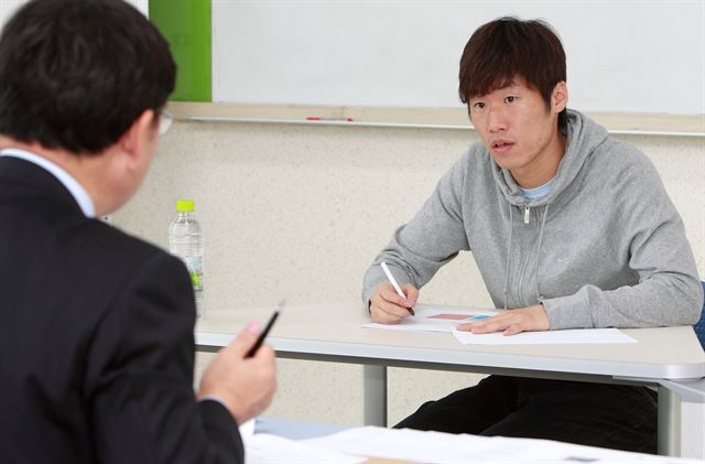 은퇴 후 다양한 활동을 하고 있는 박지성. 축구 지도자의 꿈을 키우고 있지 않다면 세계의 축구정치에 당당히 발을 들여놔야 할 때다. 한국일보 자료사진