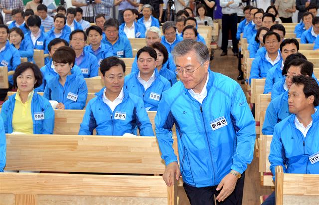 문재인 새정치민주연합 대표가 2일 경기 양평군 가나안농군학교에서 열린 의원 워크숍에서 인사말을 하기 위해 단상에 오르고 있다. 양평=뉴시스