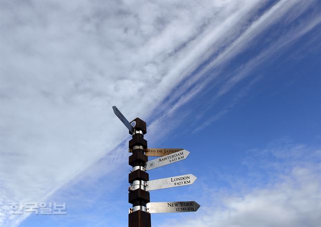 케이프포인트 정상에 세계 주요 도시까지의 거리를 알리는 표지판이 세워져 있다. 어림잡아 평균 1만km 거리다.