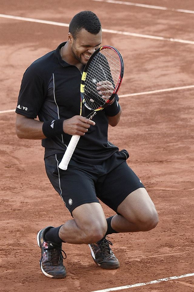 조 윌프리드 송가가 3일 열린 프랑스오픈 단식 8강전에서 니시코리 게이(일본)를 3-2(6-1 6-4 4-6 3-6 6-3)로 물리친 뒤 기뻐하고 있다. 파리=AFP연합뉴스