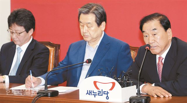 이재오(오른쪽) 새누리당 의원이 3일 최고위원 중진의원 연석회의에서 국회법 개정 논란 및 메르스 확산 등과 관련해 청와대를 비판하고 있다. 배우한기자 bwh3140@hankookilbo.com