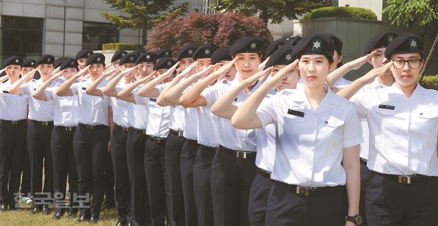 숙명여대 ROTC 후보생들이 교정에서 정갈한 단복 차림으로 도열한 채 거수경례를 하고 있다. 강도 높은 훈련 덕분인지 경례 자세에서 한 점 흐트러짐을 찾아볼 수 없다. 신상순 선임기자 ssshin@hk.co.kr