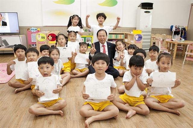 문동신(가운데) 군산시장은 어린이가 행복하면 모두가 행복해질 수 있다는 신념으로 ‘어린이 행복도시’ 조성에 적극 나서고 있다. 군산시 제공