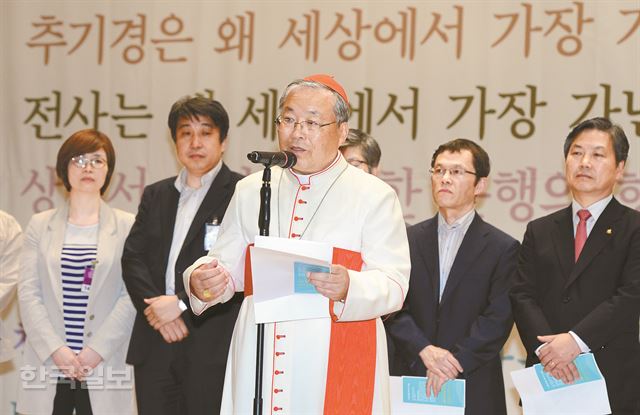 염수정 추기경은 4일 일일 장발장은행장으로 국회를 방문해 "정의로운 사회를 만들기 위해 반드시 선행되어야 할 것은 사랑과 자비"라고 말했다. 오대근기자 inliner@hankookilbo.com