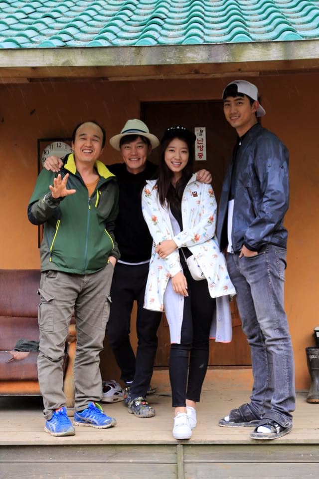 배우 박신혜(사진 왼쪽에서 세 번째)가 tvN '삼시세끼' 3형제인 김광규 이서진 옥택연과 강원도 정선 촬영에 이어 서울에서도 만나 정을 나눴다. tvN 제공