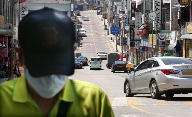 4일 오전 경기도 평택 오산 공군기지 간부의 중동호흡기증후군(메르스) 양성 판정 소식이 전해진 가운데 기지 인근 거리를 한 시민이 마스크를 착용한 채 걷고 있다. 연합뉴스