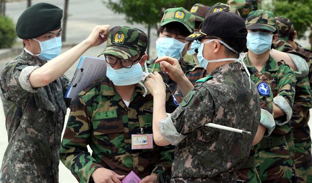 5일 경기도 의정부의 한 예비군 훈련장에서 교관이 훈련에 참가한 예비군들을 상대로 마스크착용 상태를 점검하고 있다. 의정부=사진공동취재단