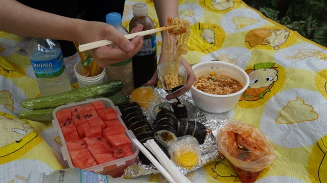 산행 중 점심 식사. 라면, 김밥 등 흔한 음식들이지만 산에서는 유독 귀하게 느껴진다.