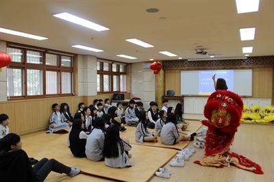 경기 성남시가 분당구 청솔중학교에 마련한 중국어 체험센터에서 학생들이 사자탈춤을 배우기(맨 위 부터), 경극 가면 그리기, 중국 젓가락을 이용한 나르기 게임 등을 통해 중국의 문화를 체험하고 있다. 성남시 제공