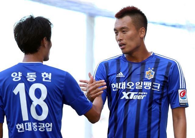 울산 현대 김신욱(오른쪽)이 7일 울산 문수축구경기장에서 열린 현대오일뱅크 K리그 클래식 제주 유나이티드와 경기에서 페널티킥으로 추가골을 터뜨린 뒤 선제골을 넣은 양동현과 기뻐하고 있다. 울산=연합뉴스