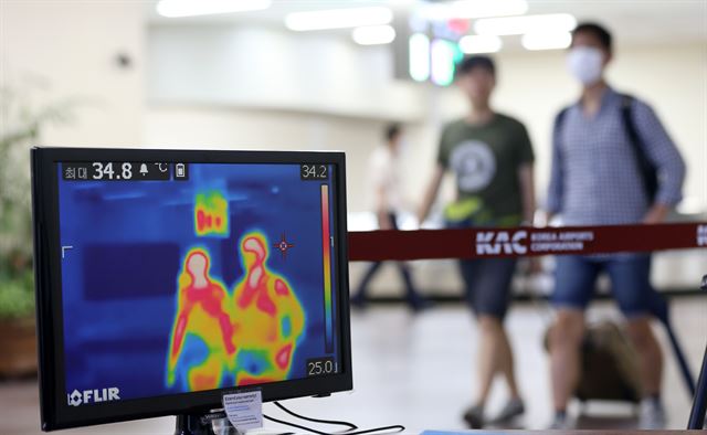 중동호흡기증후군(메르스) 확산에 대한 불안감이 고조되는 가운데 8일 오전 대구국제공항 국내선 입국장에 발열 감지기가 설치돼 당국이 내국인의 발열 여부를 살펴보고 있다. 대구국제공항은 그동안 국제선 입국장에만 발열 감지기를 설치했지만 이날 국내선 청사로까지 운영을 확대했다 연합뉴스