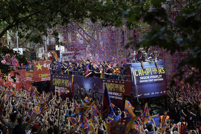 FC바르셀로나 팬들이 8일 2014~2015 유럽축구연맹(UEFA) 챔피언스리그에서 우승하고 금의환향한 선수들을 환영하고 있다. 바르셀로나=AP연합뉴스