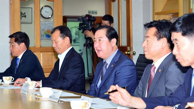 충남도의회는 9일 한국기술교육대를 찾아 내포 캠퍼스 신설 방안을 논의했다. 왼쪽부터 김용필 내포지원특위원장, 유익환 부의장, 김기영 의장, 이종화 건설해양소방위원장. 충남도의회 제공