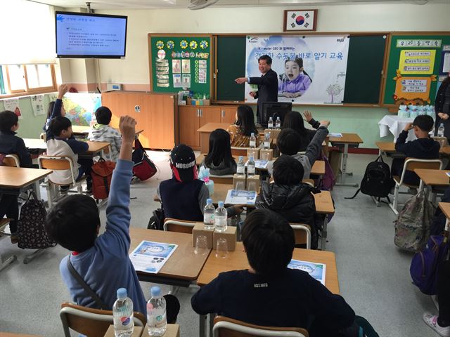 최계운 한국수자원공사 사장이 일일교사로 직접 나서 학생들에게 '건강한 수돗물 바로 알기' 교육을 실시하고 있다.