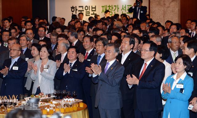 9일 오후 서울 소공동 롯데호텔에서 진행된 한국일보 재창간 선포식에서 박한철(앞줄 왼쪽부터) 헌법재판소장, 현정은 현대그룹 회장, 심상정 정의당 원내대표, 이석현 국회 부의장, 승명호 한국일보 회장, 문재인 새정치민주연합 대표, 김무성 새누리당 대표, 정의화 국회의장, 추미애 새정치민주연합 의원 등 내빈들이 이종승 한국일보 사장의 환영사가 끝나자 박수를 치고 있다. 고영권기자 youngkoh@hankookilbo.com