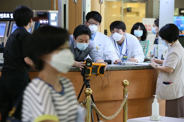 중동호흡기증후군(메르스) 환자수가 100명에 육박한 가운데 10일 오전 일원동 서울삼성병원 출입구에서 병원 관계자들이 열화상 카메라를 점검하고 있다. 연합뉴스