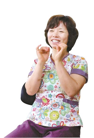 하태도 보건진료소장 손혜경씨에게 섬은 삶 그 자체다. 그는 "주민 대부분이 60대 이상 고령자인 섬에선 어르신들의 말동무가 돼 주는 것만으로도 이들의 건강관리에 큰 도움이 된다"고 했다. 하태도=안경호기자