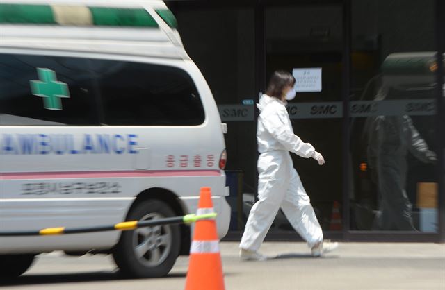 국내 메르스 감염자 발생 1위인 서울 강남구 일원로 삼성서울병원 응급실로 포항 보건소 차량에서 내린 구급 요원이 들어가고 있다. 뉴시스