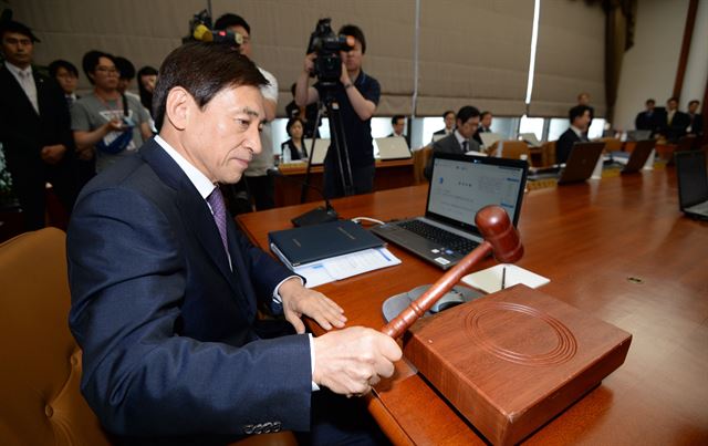 이주열 한국은행 총재가 11일 오전 서울 소공동 한국은행본점에서 열린 금융통화위원회 회의에서 의사봉을 두드리고 있다. 연합뉴스