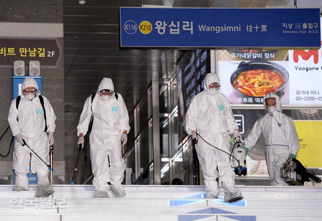 11일 오전 서울 성동구 왕십리역에서 성동구보건소 관계자들이 중동호흡기증후군(MERS) 방지를 위해 방역작업을 하고 있다./홍인기기자 hankookilbo.com