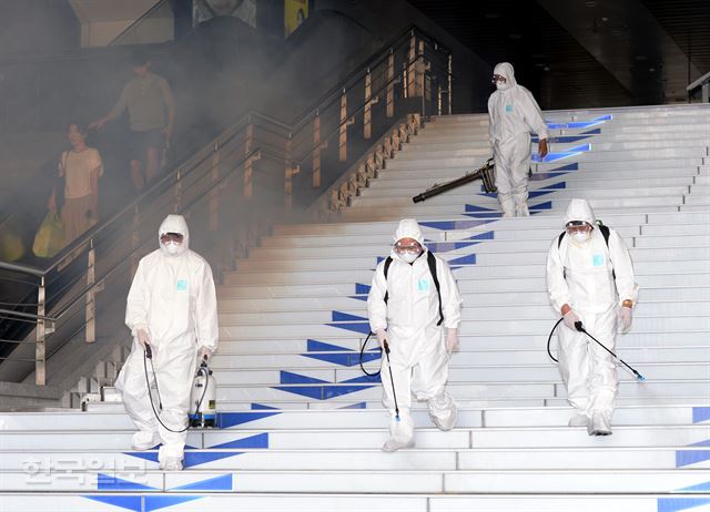 11일 오전 서울 성동구 왕십리역에서 성동구보건소 관계자들이 메르스(MERS 중동호흡기증후군) 예방을 위해 방역작업을 하고 있다./홍인기기자 hankookilbo.com