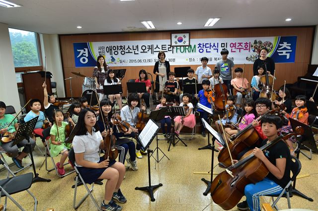 한센인 회복자 정착촌인 전남 여수 도성마을의 아이들이 세상을 향한 희망의 연주를 준비하고 있다. 11일 오후 도성마을의 애양청소년오케스트라 단원들이 박상희 단장(뒷줄 가운데)과 함께 13일 예정된 첫 공연을 앞두고 리허설을 하고 있다. 박성태 사진작가 제공