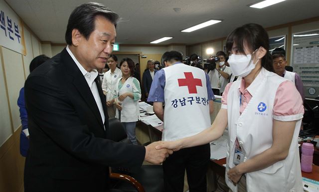 김무성 새누리당 대표가 12일 서울 강남구보건소를 찾아 의료진들과 일일이 악수하며 격려하고 있다. 국회사진기자단