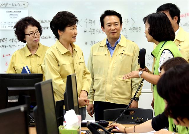 박근혜 대통령이 12일 오후 경기도 수원시 장안구 보건소를 방문, 자택격리자와 통화하기 위해 전화기를 받고 있다.뉴시스