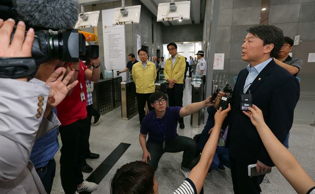 국회 보건복지위 소속인 안철수 새정치민주연합 의원이 13일 오전 정부세종청사 보건복지부공용브리핑룸 앞에서 한국과 세계보건기구(WHO) 메르스 합동평가단 활동 결과 기자회견을 밖에서 지켜본 뒤 취재진의 질문에 답하고 있다. 연합뉴스