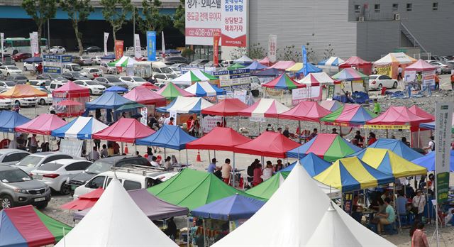 지난 5월 31일 서울 송파구 장지동 복정역 인근 위례신도시 모델하우스 밀집 지역 내 이동식 중개업소인 '떴다방'에서 방문객들이 상담을 받고 있다. 연합뉴스