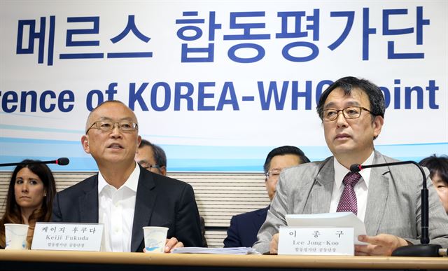 '한국-세계보건기구(WHO) 메르스 합동평가단' 공동단장인 케이지 후쿠다(왼쪽) WHO 사무차장과 이종구 서울대 의과대학 교수가 13일 정부세종청사에서 기자회견을 열어 평가 결과를 발표하고 있다. 세종=연합뉴스