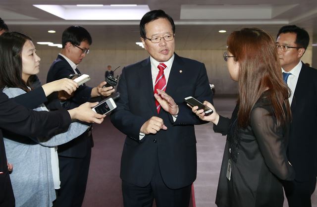 정의화 국회의장이 15일 오전 국회 본관으로 출근하며 국회법 개정안 정부 이송 여부에 관한 취재진의 질문에 답하고 있다. 연합뉴스