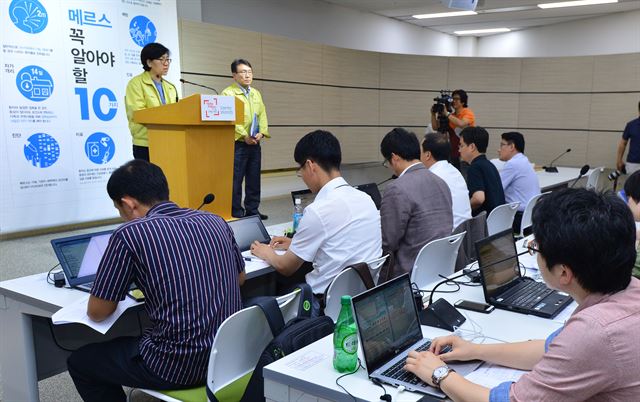 정은경 중앙메르스관리대책본부 현장점검반장이 15일 오전 세종시 정부세종청사 보건복지부 공용브리핑룸에서 메르스(MERS·중동호흡기중후군) 정례브리핑을 하고 있다. 오른쪽은 권덕철 중앙메르스대책본부 총괄반장. 뉴시스