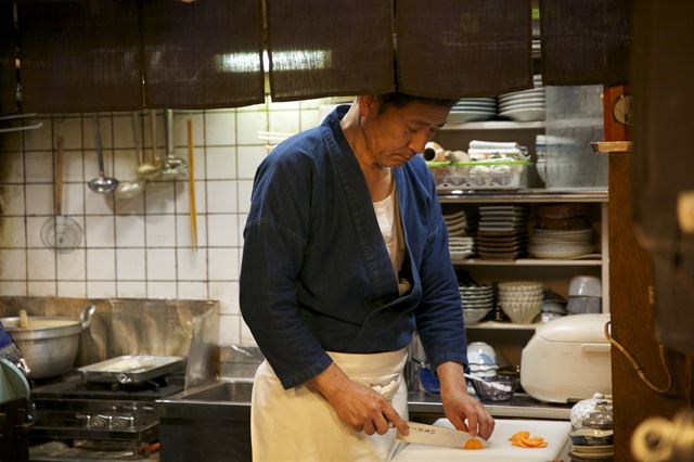 영화 '심야식당'의 마스터는 음식과 하소연 듣기로 손님을 위로한다. 엔케이컨텐츠 제공