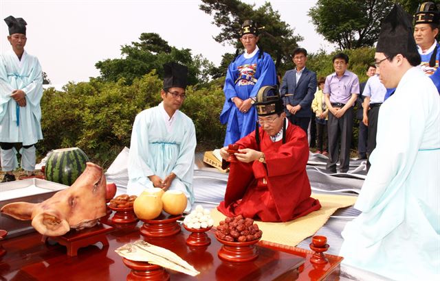 정상혁 보은군수(제사상에 잔을 올리는 이)와 보은지역 농민단체 대표들이 16일 오전 충북 보은 삼년산성에서 기우제를 올리고 있다. 보은군 제공