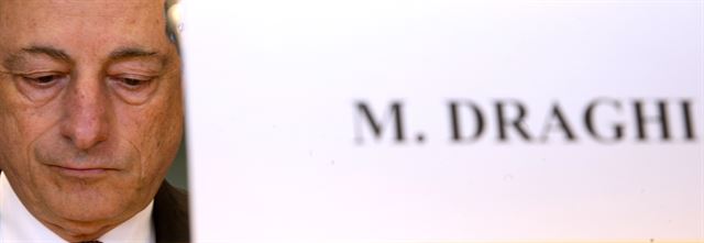 15일(현지시간) 벨기에 브뤼셀의 EU의회에서 마리오 드라기 ECB 총재가 경제통화담당위원회 회의 시작을 기다리고 있다. 드라기 총재는 난항을 겪고 있는 그리스 구제금융 협상을 진전시킬 수 있을지 여부는 그리스에 달려 있다고 강조했다. 브뤼셀=AP 연합뉴스