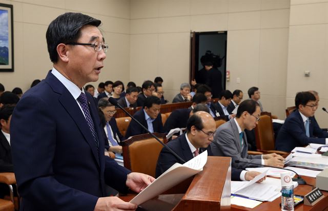 15일 오후 국회에서 열린 환경노동위원회에서 이기권 고용노동부 장관이 법안에 대한 설명을 하고 있다. 연합뉴스